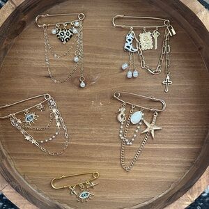 New gold tone Brooches